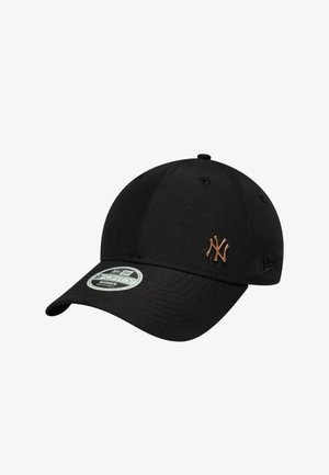 Cappellino da baseball nero regolabile con logo dei New York Yankees in bronzo sulla parte frontale e visiera curva con adesivo.