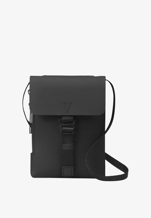 Sort crossover taske lavet af glat materiale, med flaplukning, justerbar skulderrem og en trekantet accent foran.