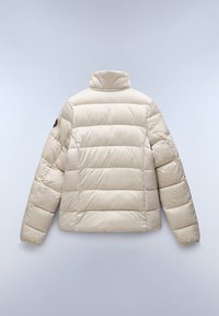 Beige pufferjack met een hoge kraag en een horizontaal gequilt ontwerp. Heeft stiksel aan de voorkant en achterkant, en een logo op de linkermouw.