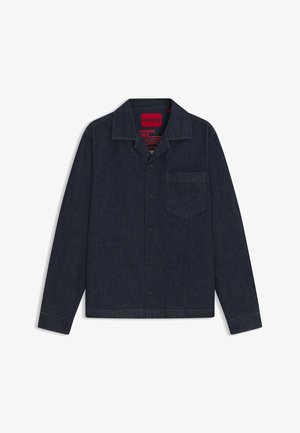 Donkerdenimjack met een kraag, sluiting met knopen aan de voorkant, één borstzak en subtiele stikseldetails. Het binnenlabel is rood.
