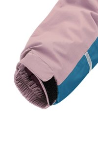 Rosa und blaue Jackenärmel mit elastischem Bündchen, versehen mit einem Klettverschluss, glatter Stoffbeschaffenheit und kontrastierendem Innenfutter.