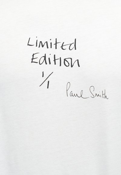 Λευκό ύφασμα με μαύρο χειρόγραφο κείμενο που γράφει «Limited Edition 1/1» και μια υπογραφή «Paul Smith» από κάτω.
