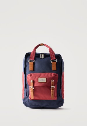 Μπλε και κόκκινο σακίδιο πλάτης με μπροστινή τσέπη που διαθέτει δύο καφέ λουράκια με αγκράφες και κλείσιμο με φερμουάρ στην κορυφή.