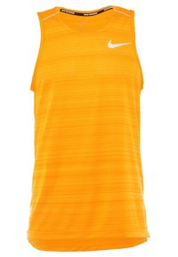 Camiseta de tirantes sin mangas de running de Nike en un brillante color naranja, con una sutil textura horizontal y el logo blanco de Nike en el pecho.