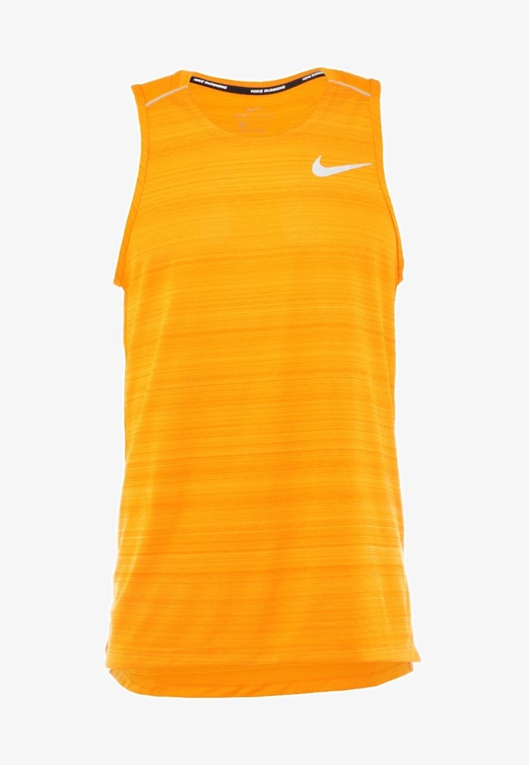 Kirkas oranssi hihaton Nike-juoksupaita, jossa on hienovarainen vaakatekstuuria ja valkoinen Nike-swoosh-logo rinnassa.