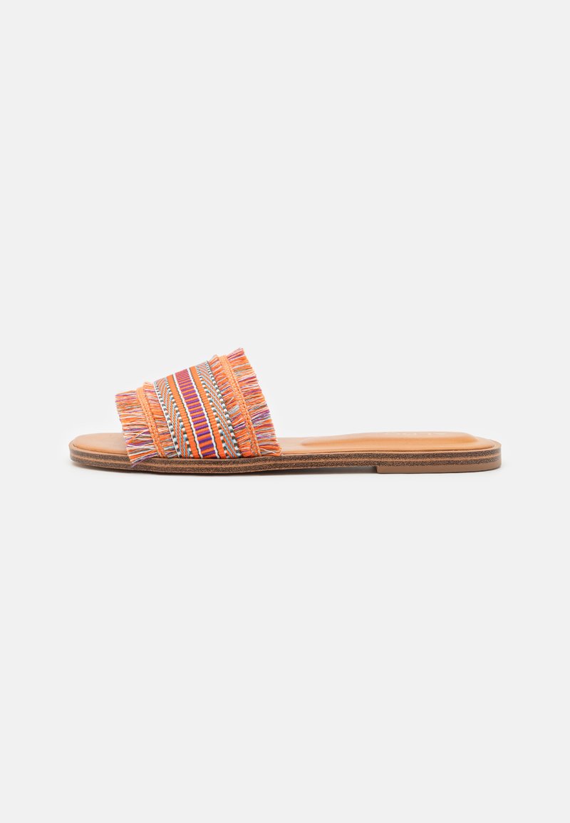 Platt sandal med tan sula och bred vävd rem i orange, lila och vitt med fransade kanter.