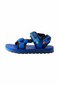 Blå åbne sandaler med flere justerbare stropper, tekstureret fodseng, gummisål og lyse accenter til et sporty design.