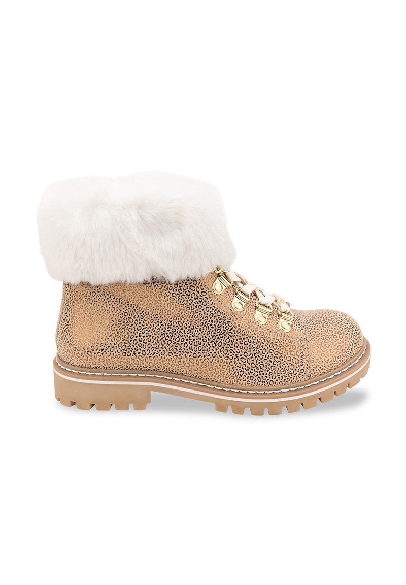 Bottines beige à imprimé léopard noir, semelle beige épaisse, œillets dorés, lacets blancs et col en fausse fourrure blanche.