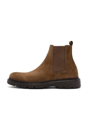 Botín Chelsea de ante marrón con paneles laterales elásticos, tira de agarre y suela de goma texturizada. Acabado suave con punta redondeada y diseño sin adornos.