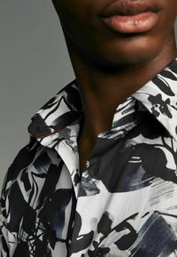 Next PRINTED SINGLE CUFF- REGULAR FIT - Skjorter - black white floral