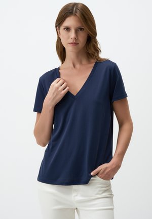 T-shirt bleu marine avec col en V en tissu lisse et léger, à manches courtes, présentant une coupe décontractée et un ourlet arrondi.