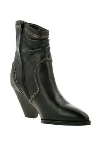 Botte à cheville en cuir noir avec talon incliné, fermeture éclair et couture décorative autour du haut et du côté. Présente un design à bout pointu.