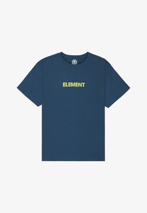 T-shirt a maniche corte di colore blu navy con collo rotondo, con la parola "ELEMENT" in carattere giallo testurizzato al centro del petto.