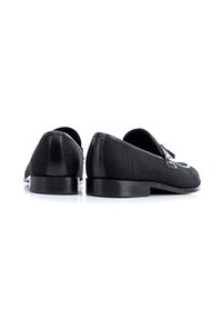 Zwarte loafers met een bovenwerk van geweven stof, gladde leren accenten, een ronde neus en een lage, gestapelde hak. Geschikt voor formele gelegenheden.