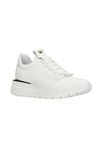 Witte sportieve schoenen met een combinatie van glad en gestructureerd leer, een ronde neus, vetersluiting en een verhoogde witte buitenzool met een gouden accent.
