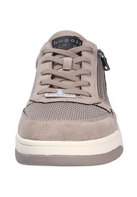 Beige Turnschuhe aus Wildleder und Mesh-Materialien, runde Zehenform, Schnürung an der Vorderseite und seitlicher Reißverschluss mit einer strukturierten Gummisohle.