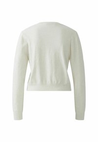 Helle Cremepullover, weiches Strickmaterial, lange Ärmel, Rundhalsausschnitt, cropped Saum, glatte Textur, minimalistisches Design, keine sichtbaren Muster oder Akzente.