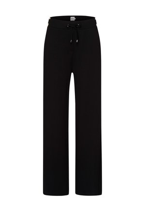Zwarte wijde broek van zacht materiaal, met een trekkoord in de taille en metalen accenten bij de heupen. Glad materiaal over de hele lengte.