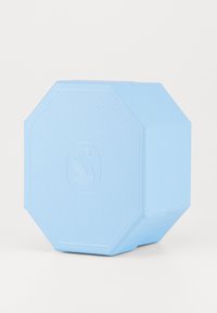Oggetto ottagonale blu con superficie texturizzata e un logo, caratterizzato da bordi lisci e lati piatti, realizzato in materiale resistente.