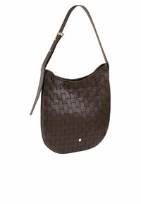 Borsa in pelle intrecciata marrone con silhouette curva, lunga tracolla regolabile e un piccolo accento metallico sul fondo.