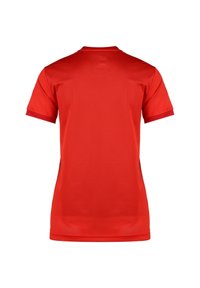 Maglia rossa a maniche corte con collo tondo, realizzata in tessuto a rete, caratterizzata da una texture liscia e dettagli a contrasto sulle maniche.