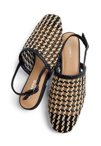 Zapatos planos slingback tejidos en cuero negro y beige con punta cuadrada y correa ajustable con hebilla, plantilla en color marrón claro con el nombre de la marca.
