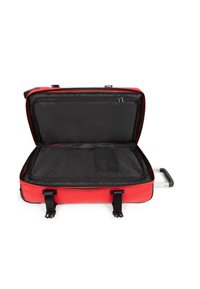 Valise souple rouge avec un intérieur noir, ouverte pour révéler un compartiment spacieux et des poches d'organisation. Comprend une poignée rétractable et des sangles.