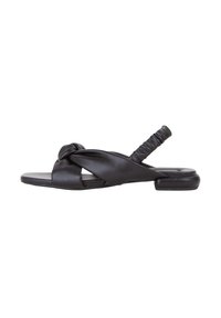 Zwarte platte sandalen met een gedraaide leren bovenkant en een gevoerde band. Lage profielzool met een getextureerde, cilindrische accenten bij de hak.