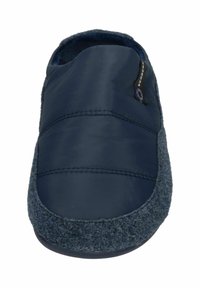 Marine slip-on pantoffel met een gladde, doorgestikte synthetische bovenkant en een gestructureerde viltachtige afwerking rond de opening. Ontworpen voor binnenshuis gebruik.