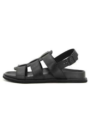 Sandal in pelle nera con design aperto, dotato di tre cinturini frontali e un cinturino posteriore con fibbia regolabile. Suola piatta.