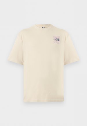 T-shirt beige à manches courtes avec petit logo violet et motif abstrait sur le haut gauche de la poitrine indiquant "The North Face".