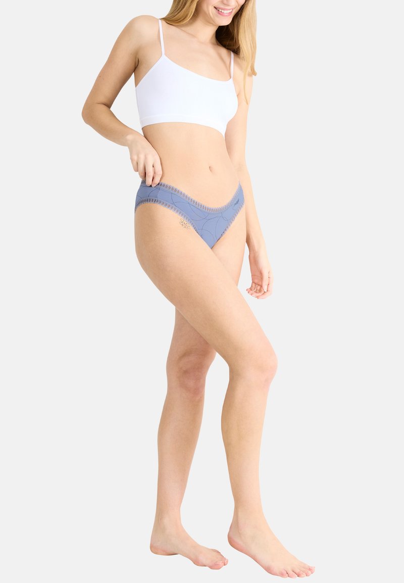 Lichtblauwe bikini slipjes met kant, met een zachte textuur, voorzien van een gebogen tailleband en decoratieve stiksels langs de randen.