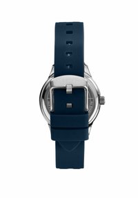 Orologio con cinturino in silicone blu, cassa in acciaio inossidabile, chiusura a fibbia e quadrante rotondo. Presenta un design elegante e linee semplici.
