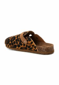 Zoccolo con stampa leopardata, cinturino in suede marrone e suola in sughero. Presenta una forma arrotondata e una parte superiore testurizzata, offrendo comfort e supporto.