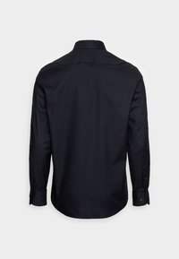 Vista posteriore di una camicia nera con maniche lunghe e colletto standard, dotata di bottoni ai polsini e una texture di tessuto liscia.