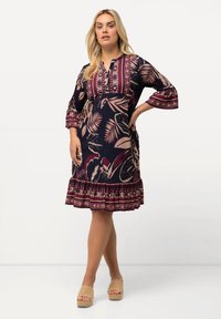 Robe marine à motifs floraux avec des manches 3/4, un ourlet volanté et des accents brodés en bordeaux et beige, fabriquée en tissu léger.