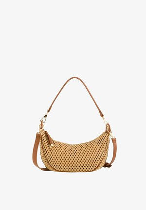 Sac à main beige tissé avec une bandoulière en cuir marron et des accessoires dorés, doté d'une fermeture éclair et d'un petit pompon suspendu.
