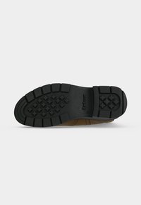 Semelle de chaussure en caoutchouc avec motifs carrés et croix, logo Barbour embossé près du talon, dessin de semelle conçu pour l'adhérence et la durabilité.