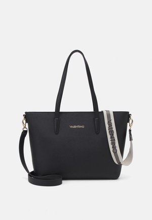 Czarna torba typu tote Valentino z dwoma uchwytami i odpinanym białym i szarym paskiem na ramię z logo Valentino.