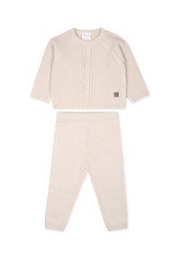Completo per neonati di color beige chiaro, composto da un cardigan abbottonato con motivo a treccia e pantaloni a coste abbinati. Texture morbida e design aderente.