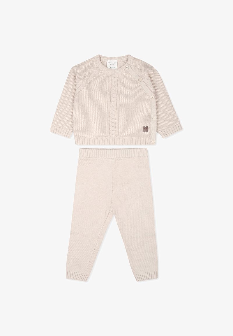 Completo per neonati di color beige chiaro, composto da un cardigan abbottonato con motivo a treccia e pantaloni a coste abbinati. Texture morbida e design aderente.