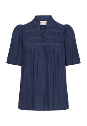 Tumši zila blūze ar īsām piedurknēm, kroku tekstūru un V-veida izgriezumu. Raksturīgas smalkas horizontālas svītras un dekoratīvas šuves.