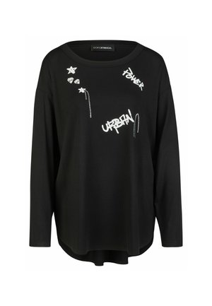 Zwart shirt met lange mouwen met witte ster- en diamantontwerpen en witte tekst met de woorden "POWER" en "URBAN" aan de voorkant.