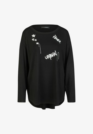 Zwart shirt met lange mouwen met witte ster- en diamantontwerpen en witte tekst met de woorden "POWER" en "URBAN" aan de voorkant.