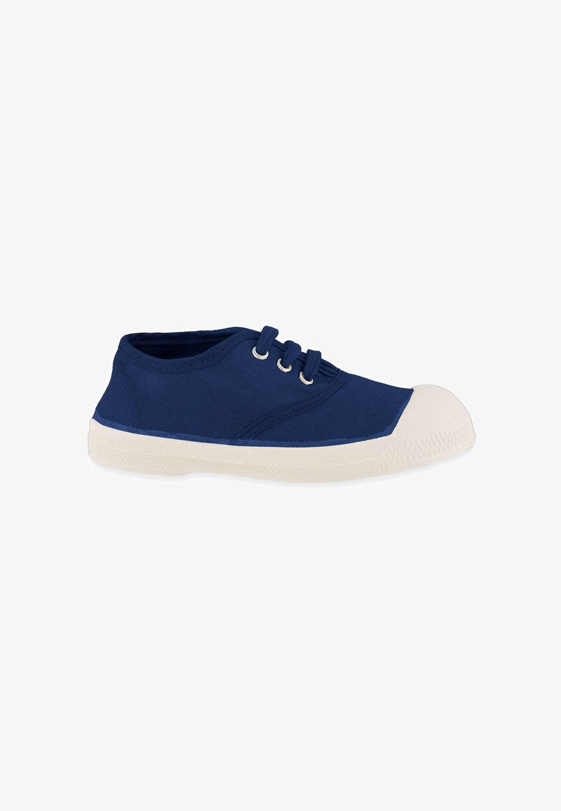 Baskets en toile bleu marine avec semelle et embout en caoutchouc blanc, dotées de trois œillets pour lacets sur un fond blanc uni.