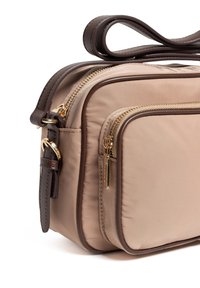 Borsa in tessuto beige con dettagli in pelle marrone, dotata di due scomparti con cerniera e hardware in tonalità dorata. Texture liscia, forma rettangolare.