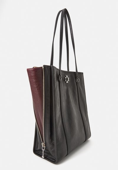Borsa a spalla in pelle nera con un accento bordeaux e dettagli in zip argentata. Presenta due lunghe tracolle e un design strutturato.