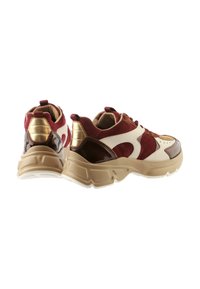 Sportliche Schuhe aus einer Kombination von burgunderrot, cremefarbenen und goldenen Materialien. Dicke Sohle, strukturierte Akzente und Schnürdesign.