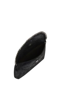 Fekete velúr clutch táska ezüst lánc díszítéssel és patentos zárással. Belseje bélelt, sima felülettel és egyszerű, minimalista dizájnnal rendelkezik.