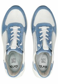 Tenisky s modrým semišovým a bílým koženým svrškem, kulatá špička a šněrovací design. Interiér má měkkou podšívku s logem.